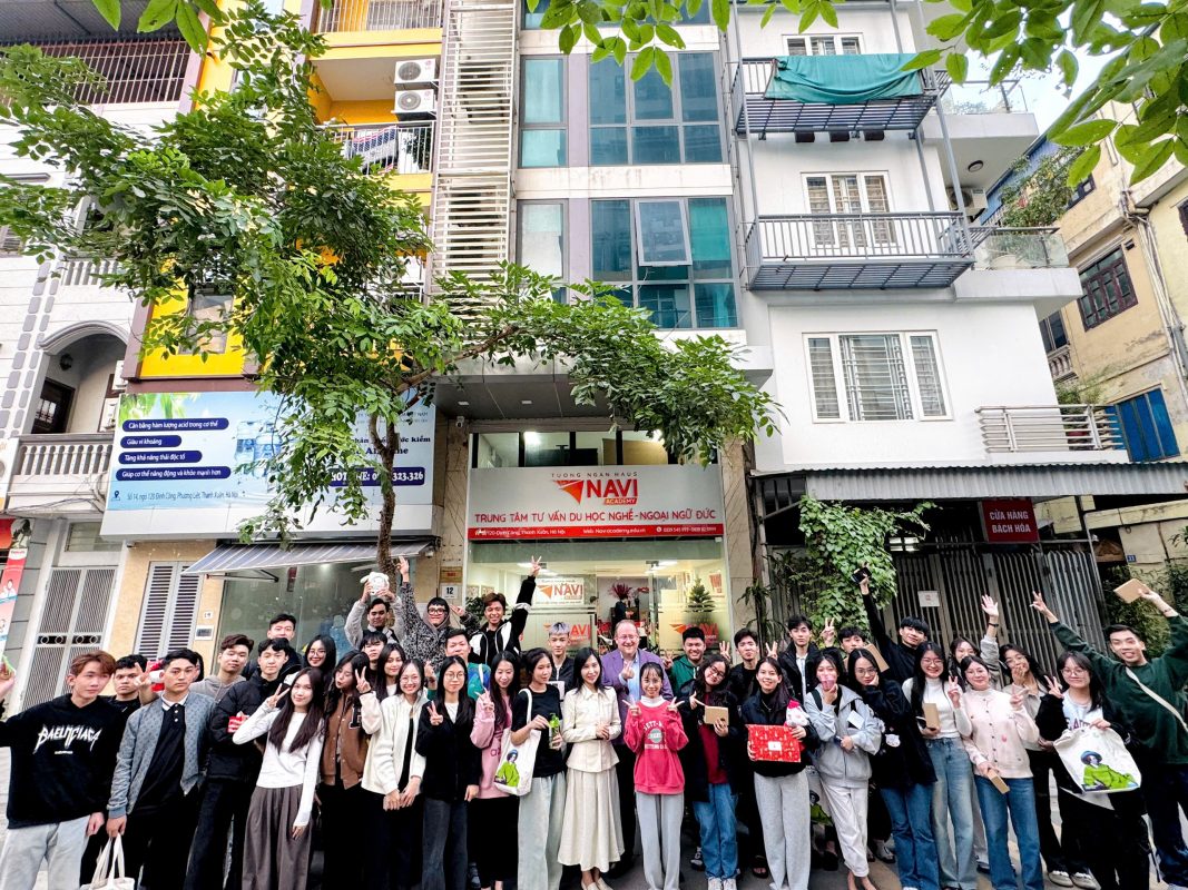 Bài viết giới thiệu thông tin chi tiết về lịch khai giảng các khóa học tiếng Đức tại Navi Academy, bao gồm các cấp độ từ A1 đến B1. Bài viết nhấn mạnh các yếu tố nổi bật như sĩ số lớp học đạt tiêu chuẩn, lộ trình học rõ ràng, cơ sở vật chất hiện đại, và các hỗ trợ đặc biệt dành cho học viên như trợ giảng, đăng ký thi chứng chỉ quốc tế, và ưu đãi học phí. Các điểm nhấn chính: Thông tin lịch khai giảng cụ thể: Ngày khai giảng cho từng cấp độ A1.1, A2.2, và B1.1. Lịch học linh hoạt với các khung giờ sáng, chiều. Lộ trình học chi tiết: Thời gian học từ A1 đến B1 trong khoảng 8-12 tháng. Nội dung học phù hợp với từng cấp độ, giúp học viên đạt mục tiêu giao tiếp và thi chứng chỉ. Hỗ trợ học viên tối đa: Sĩ số lớp học từ 8-15 học viên để đảm bảo chất lượng giảng dạy. Hỗ trợ trợ giảng 2-3 buổi/tuần, giúp học viên củng cố kiến thức. Dịch vụ hỗ trợ đăng ký thi tại Viện Goethe hoặc các trung tâm khảo thí chính thức. Cơ sở vật chất hiện đại: Phòng học tiện nghi, trang thiết bị đầy đủ. Tài liệu học tập miễn phí và khu vực tự học. Ưu đãi và cam kết: Chính sách học lại miễn phí nếu chưa đạt kết quả mong muốn. Giảm học phí khi đăng ký nhóm từ 2 người.
