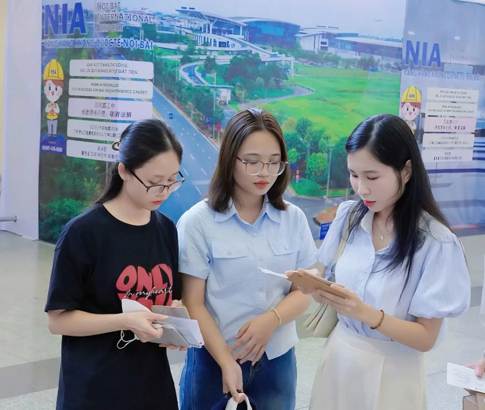cô Ngân đồng hành cùng các bạn tại sân bay, dặn dò cách kiểm tra vé, tìm số ghế xác định cổng khởi hành .