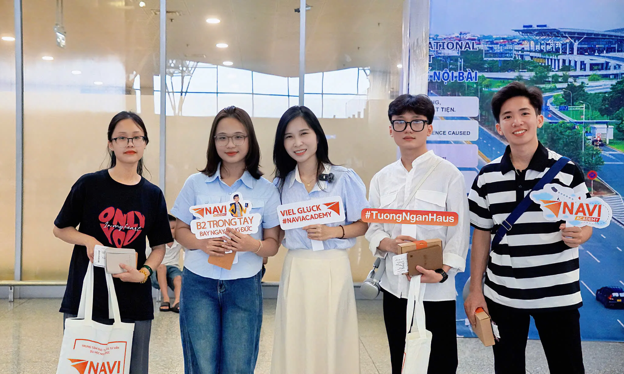Cô Ngân cùng 4 học trò của mình